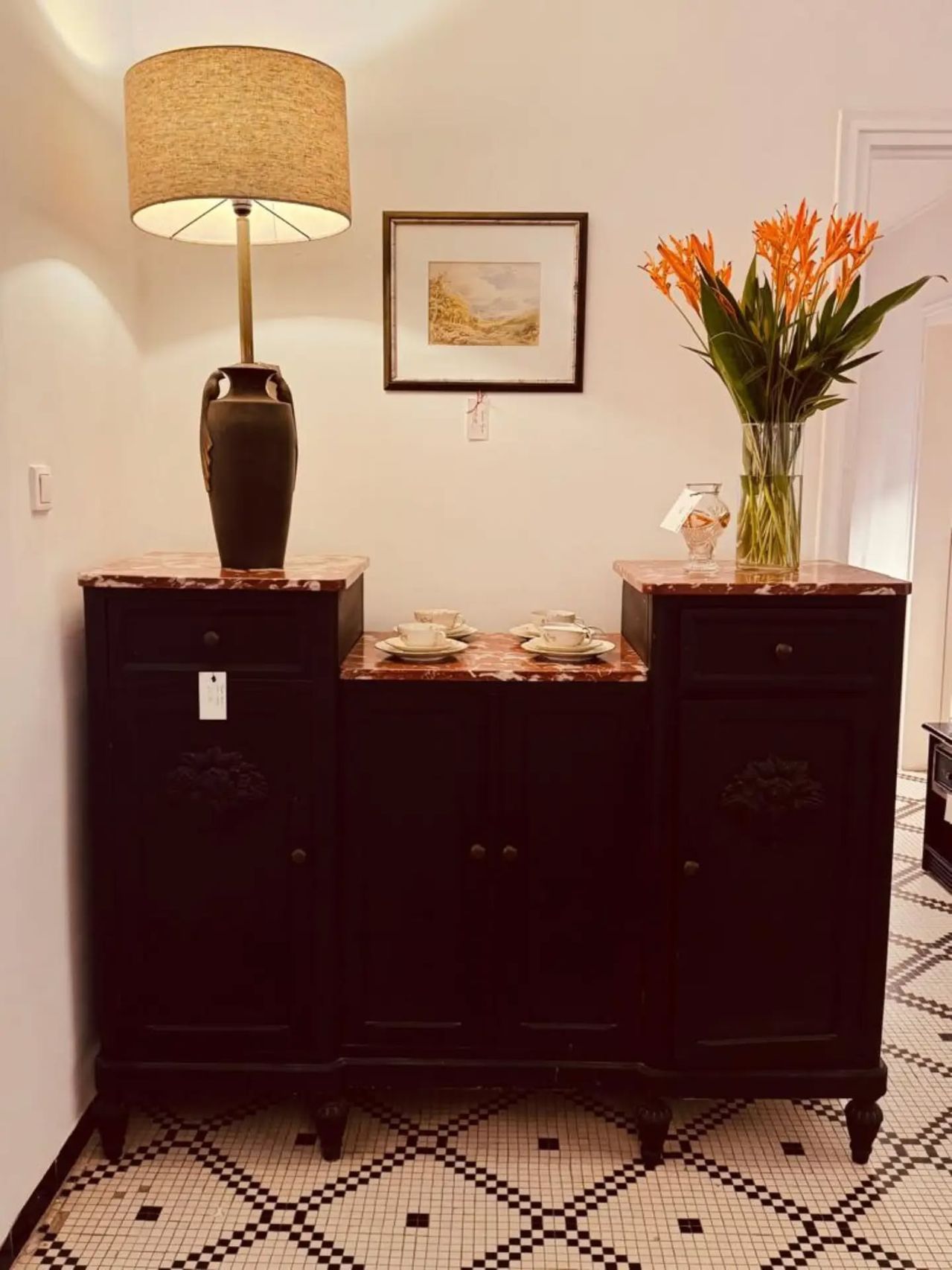 Buffet noir, plateau en marbre rouge