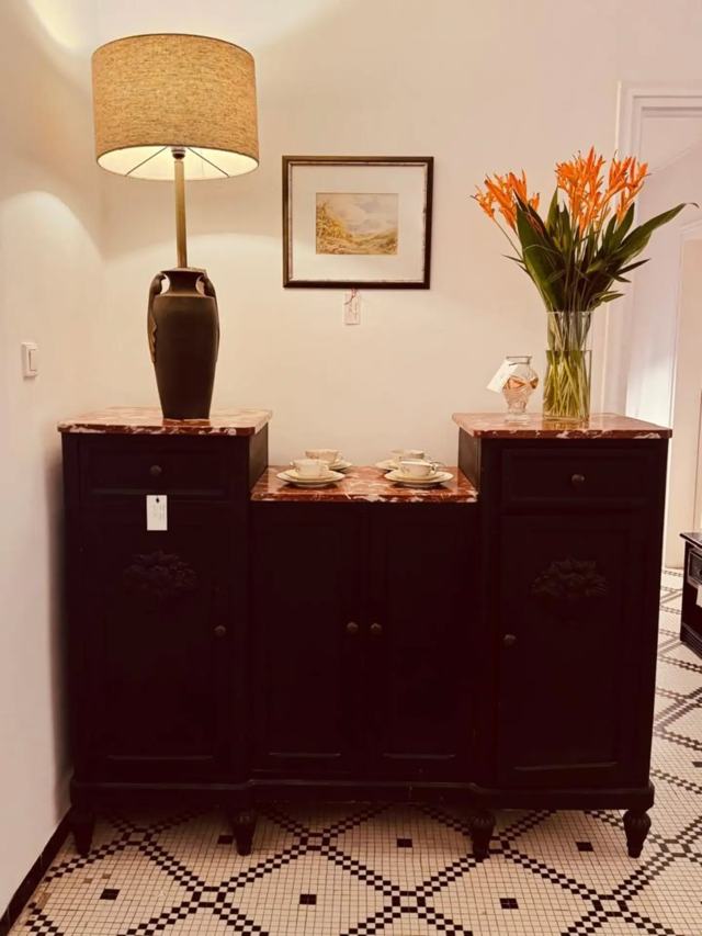 Buffet noir, plateau en marbre rouge